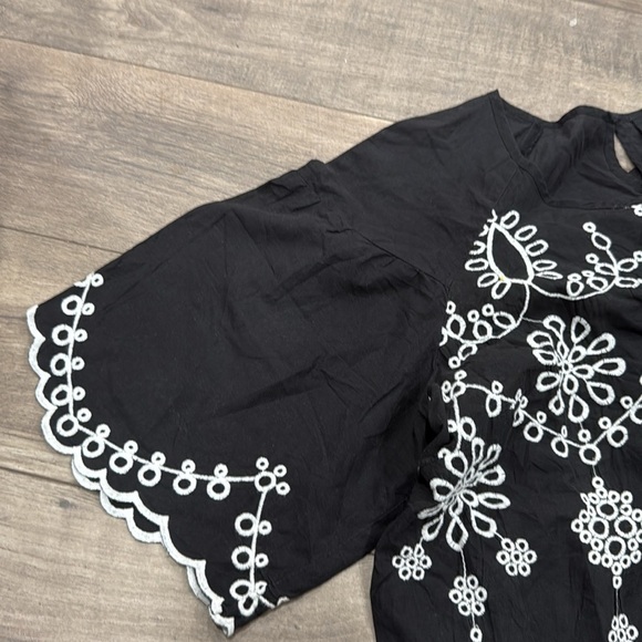 Liz Claiborne Black and White Embroidered Women's Top Size Medium Bell Sleeve - Picture 7 of 7